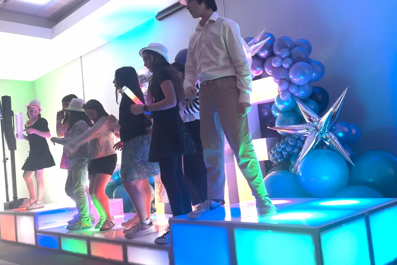 dance-stages-colorful-led-light-boxes-illuminate-baltimore-dj-mike-on-the-mic (1)